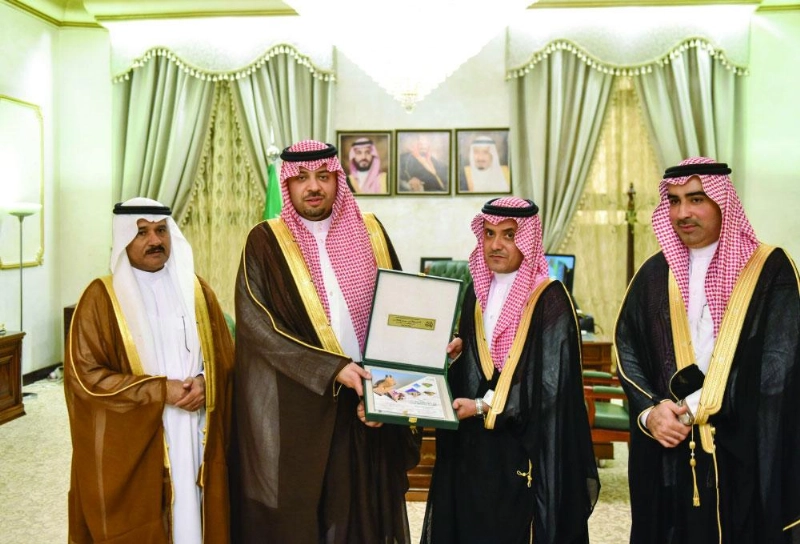 فيصل بن خالد لدى استقباله رئيس النادي الأدبي ومرافقيه (واس)