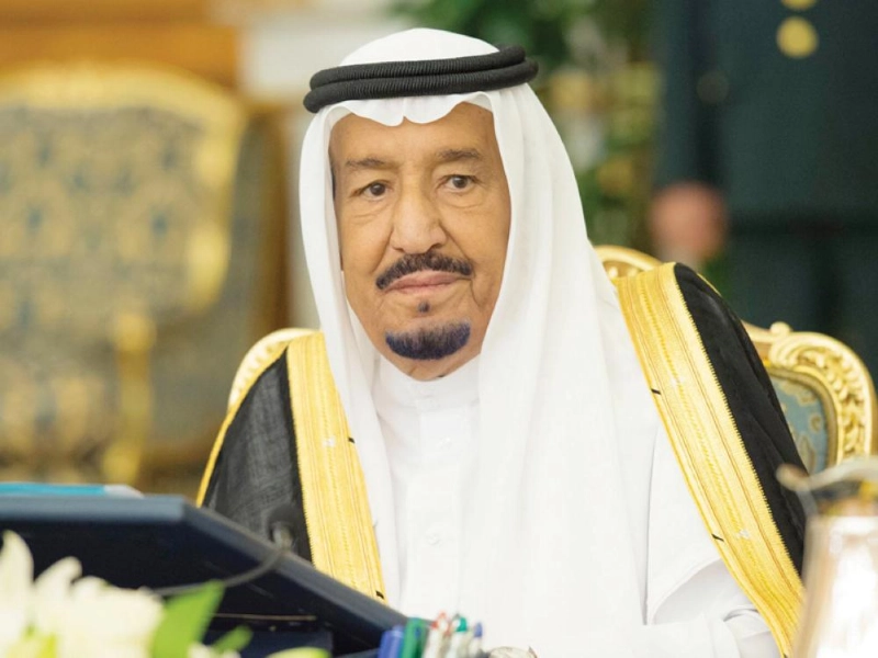 الملك سلمان مترئسا جلسة مجلس الوزراء أمس (واس)