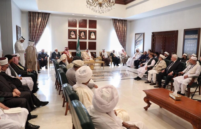 خالد الفيصل خلال استقباله العلماء