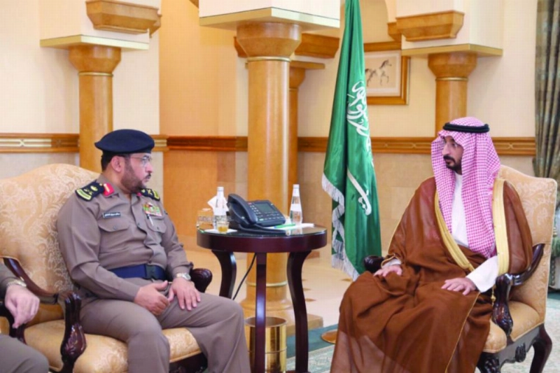 عبدالله بن بندر خلال لقائه سالم المطرفي (مكة)