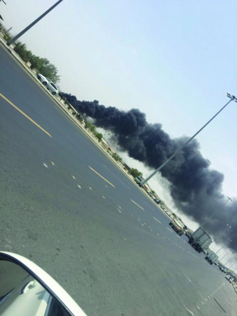 أدخنة الحريق تتجه إلى أحياء المنار والسامر والأجواد في جدة (مكة)