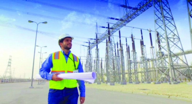 مهندس يتابع العمل بأحد المشاريع (واس)