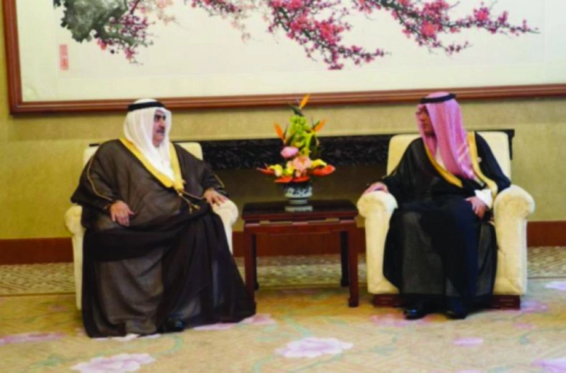 .. ومع نظيره البحريني الشيخ خالد آل خليفة