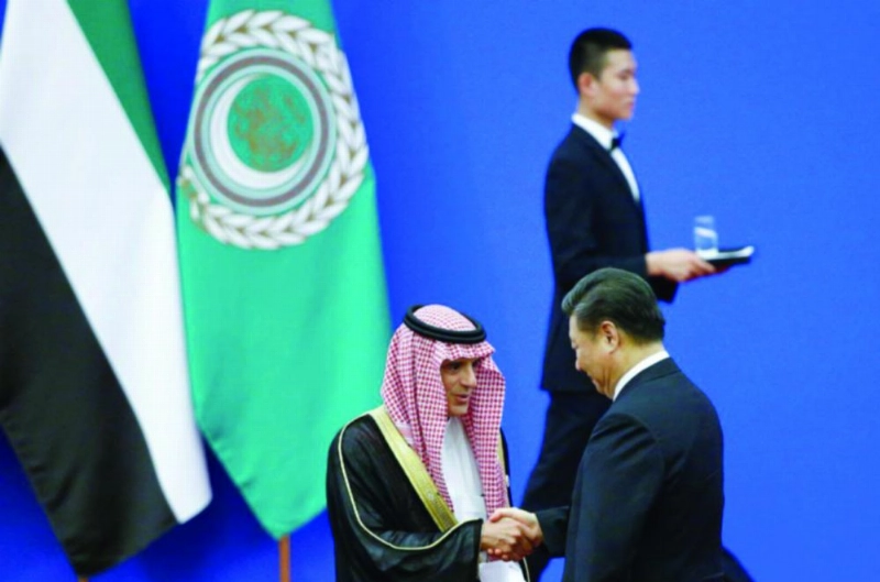 وزير الخارجية مصافحا الرئيس الصيني