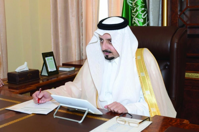 فيصل بن خالد خلال متابعة مطالب المواطنين (واس)