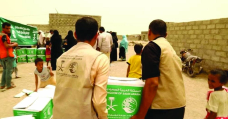 ممثلو المركز يوصلون المساعدات (واس)