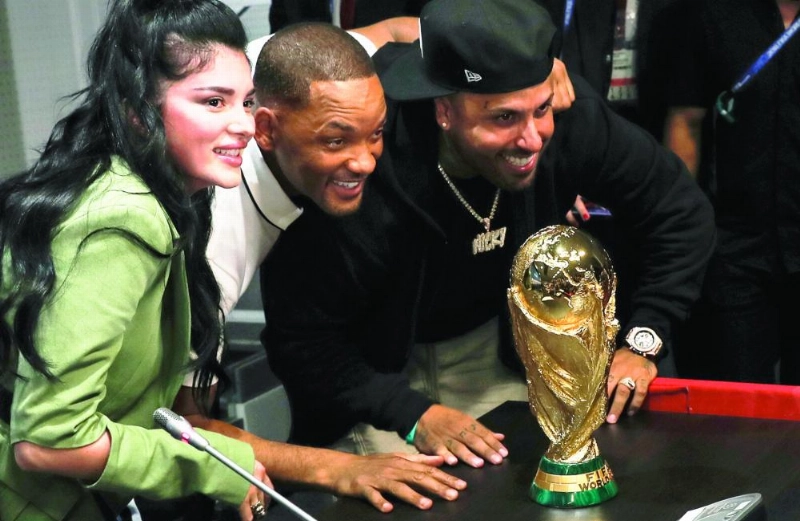 epa06885673 US singer Nicky Jam (R), US actor Will Smith and Kosovar singer Era Istrefi (L) pose with the World Cup troyphy during the FIFA World Cup 2018 closing ceremony press conference in Moscow, Russia, 13 July 2018. France will face Croatia in the FIFA World Cup 2018 final soccer match on 15 July. EPA/FELIPE TRUEBA