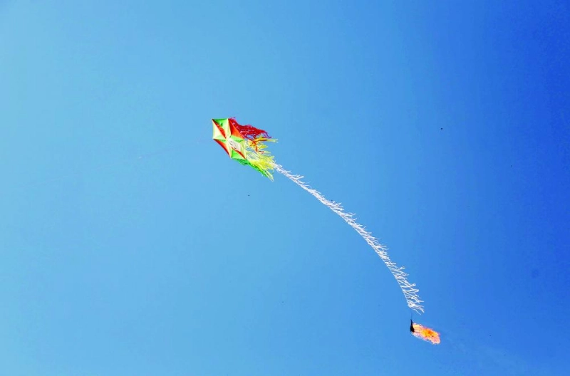 بالون حارق في سماء غزة (د ب أ)