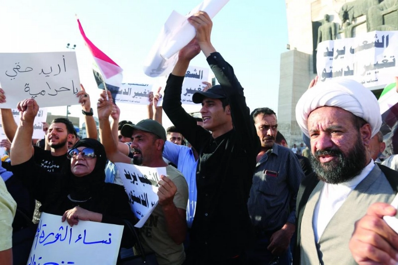 من آثار اقتحام مطار النجف وعمليات حرق وتدمير الممتلكات خلال المظاهرات العراقية (د ب أ، تويتر)