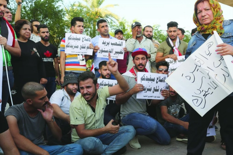 من آثار اقتحام مطار النجف وعمليات حرق وتدمير الممتلكات خلال المظاهرات العراقية (د ب أ، تويتر)
