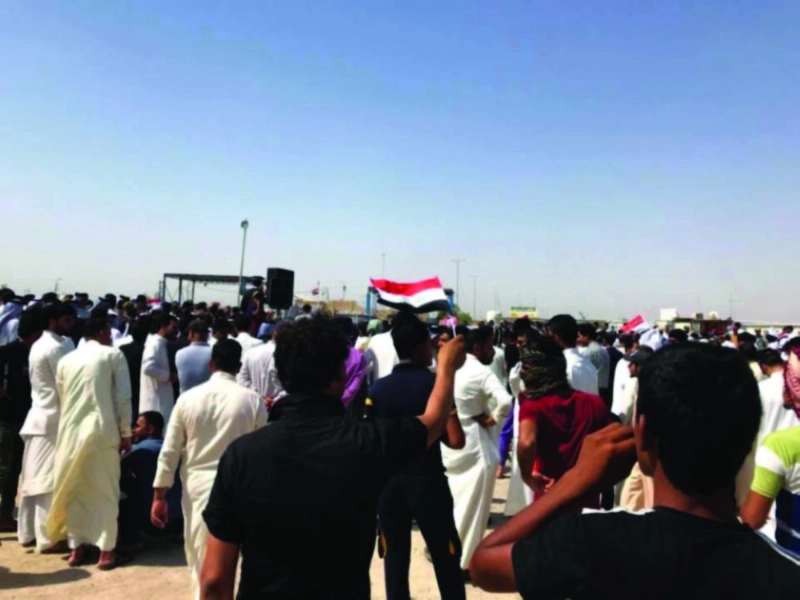 عشرات العراقيين بالبصرة قرب منفذ سفوان الحدودي مع الكويت (تويتر)
