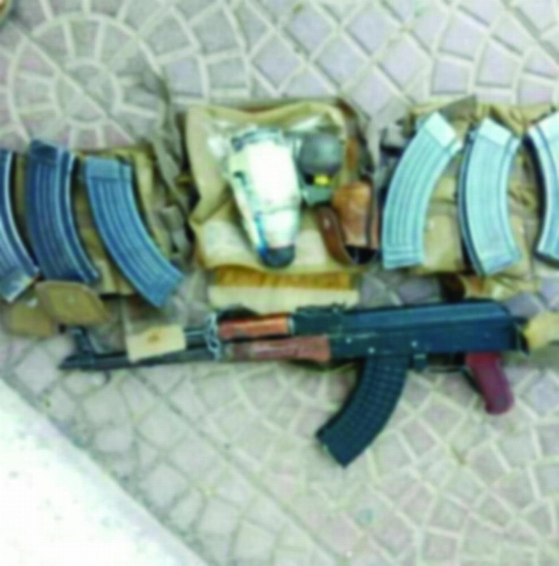 مضبوطات عثر عليها بحوزة الشخصين (تويتر)