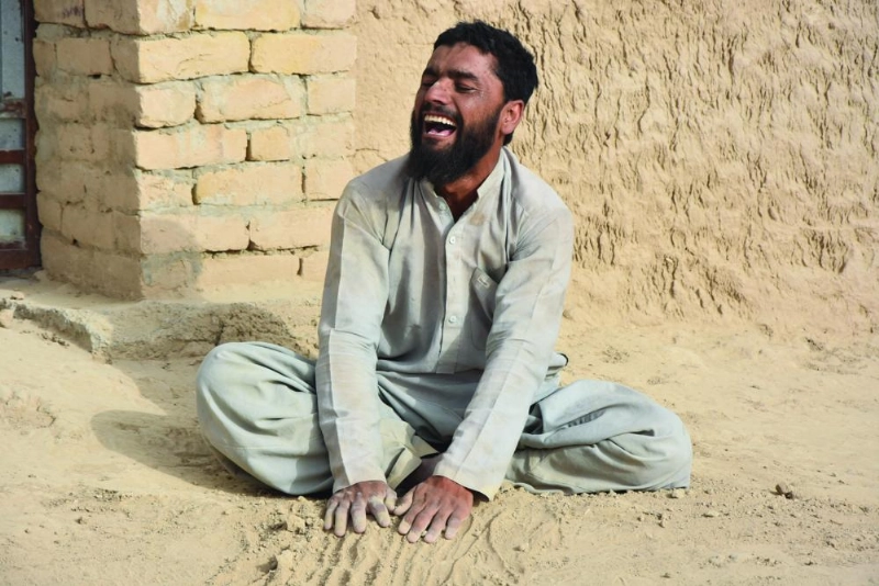 أحد أقارب ضحايا التفجير خارج ثلاجة الموتى (د ب أ)