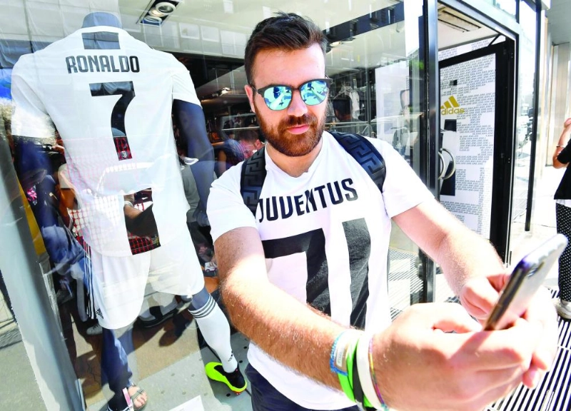 .. وآخر يلتقط سيلفي مع قميص رونالدو خارج متجر يوفنتوس