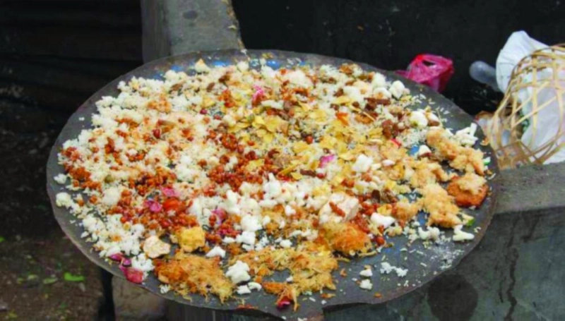 طعام مرمي في النفايات (تويتر)
