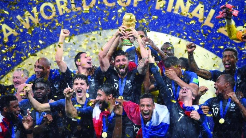 لاعبو المنتخب الفرنسي والرئيس ماكرون يحتفلون باللقب (موقع فيفا)