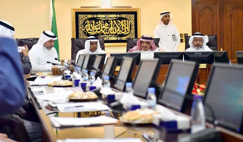 محمد بنتن خلال زيارته النقابة العامة للسيارات أمس (واس)