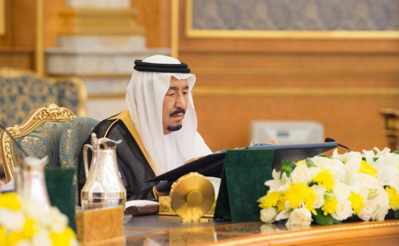 الملك سلمان مترئسا جلسة مجلس الوزراء أمس (واس)