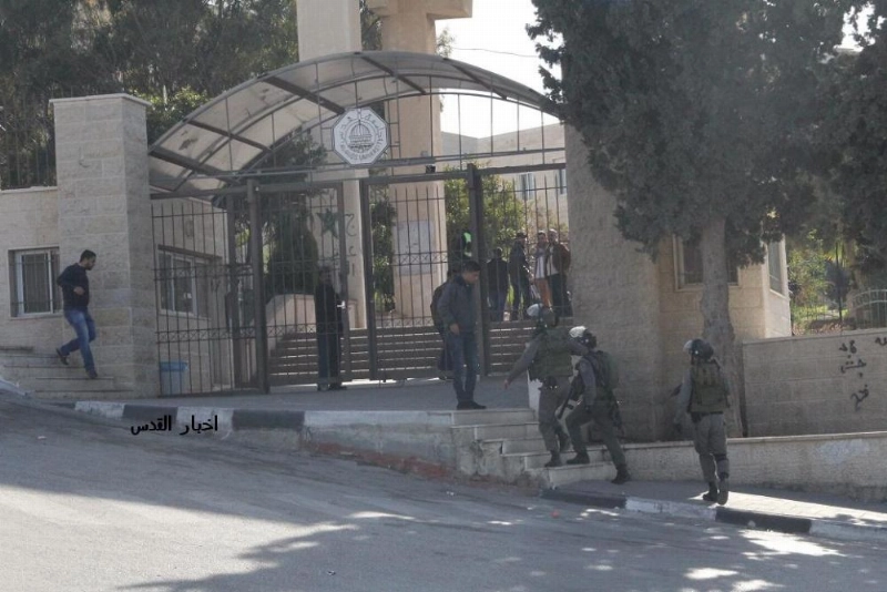 قوات الاحتلال خلال اقتحامها حرم الجامعة (فلسطين اليوم)