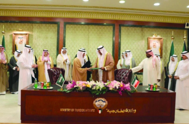 وزير الخارجية ونائب رئيس مجلس الوزراء الكويتي عقب التوقيع (واس)