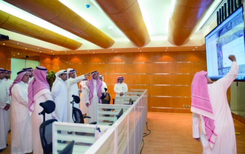 المبارك أثناء زيارته مؤسسة البريد (هيئة العقار)