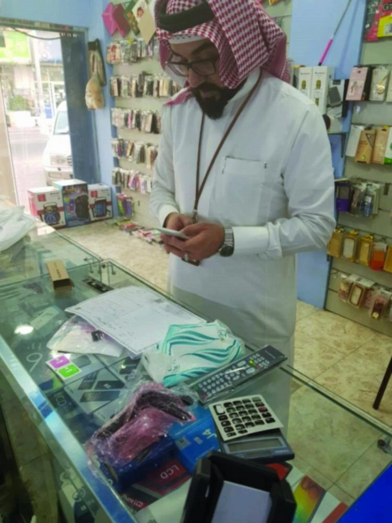 ممثل «العمل» خلال الجولة (وزارة العمل)