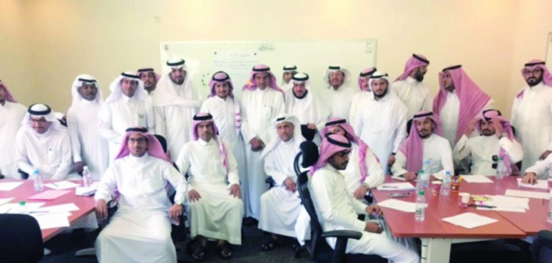 عبدالرحمن العاصمي متوسطا المعلمين خلال الزيارة (وزارة التعليم)