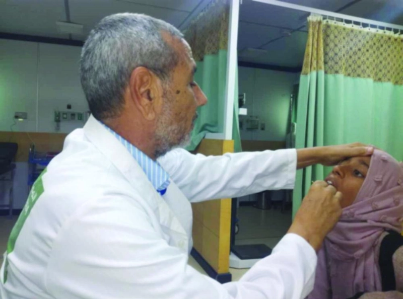 طبيب من المركز يقدم الخدمة لنازحة يمنية (واس)