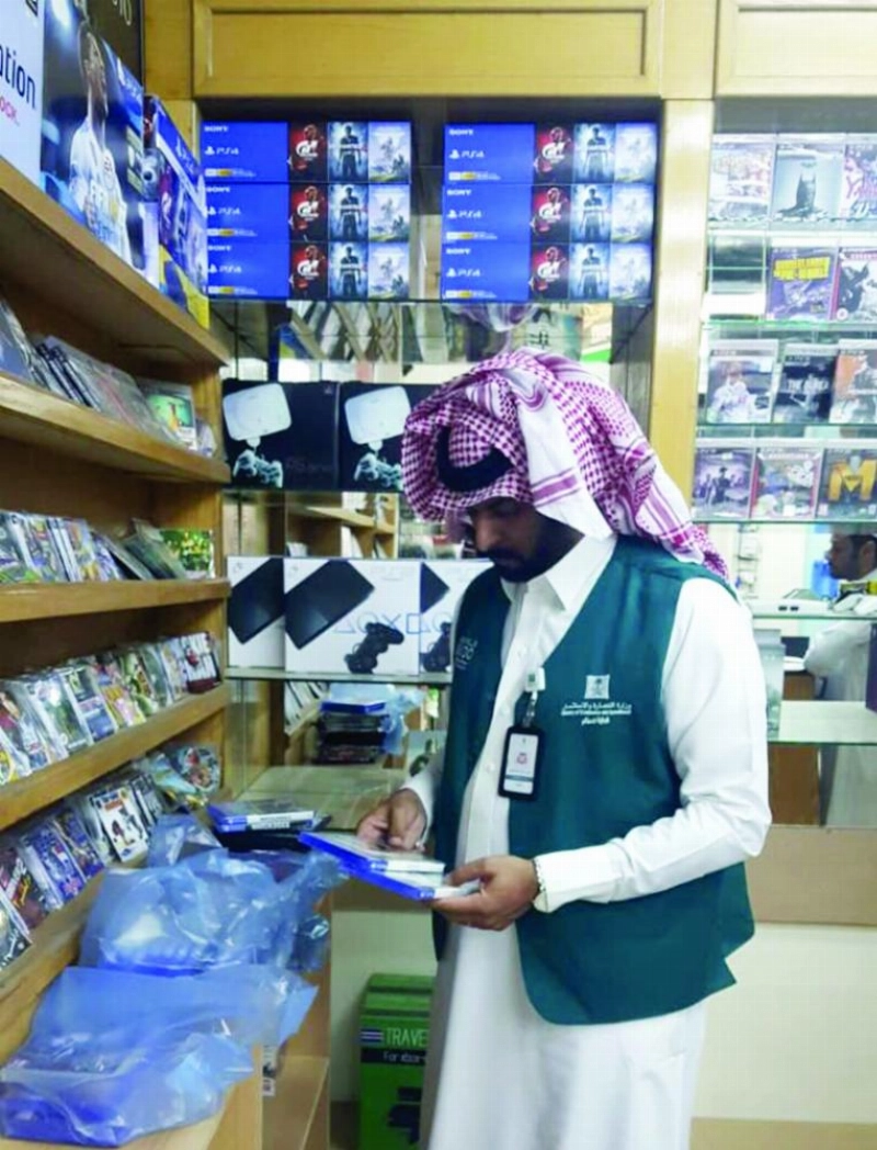ممثل «التجارة» أثناء الحملة (وزارة التجارة)