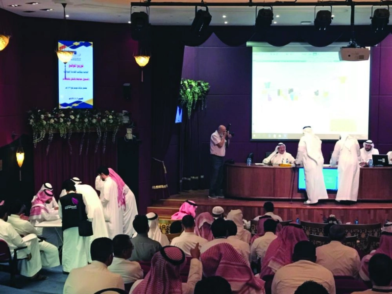 جانب من عملية تخصيص مواقع المخيمات في عرفات (مكة)