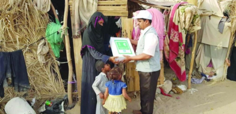 أسرة نازحة تتسلم التمور (واس)