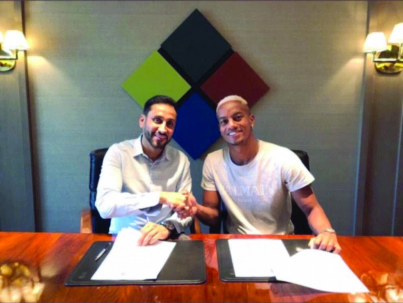 كاريللو بجانب الجابر عقب التوقيع (إعلامي الهلال)