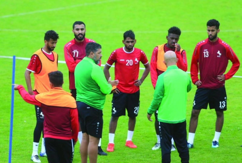 ليناردو راموس موجها لاعبي الفريق (إعلامي الاتفاق)