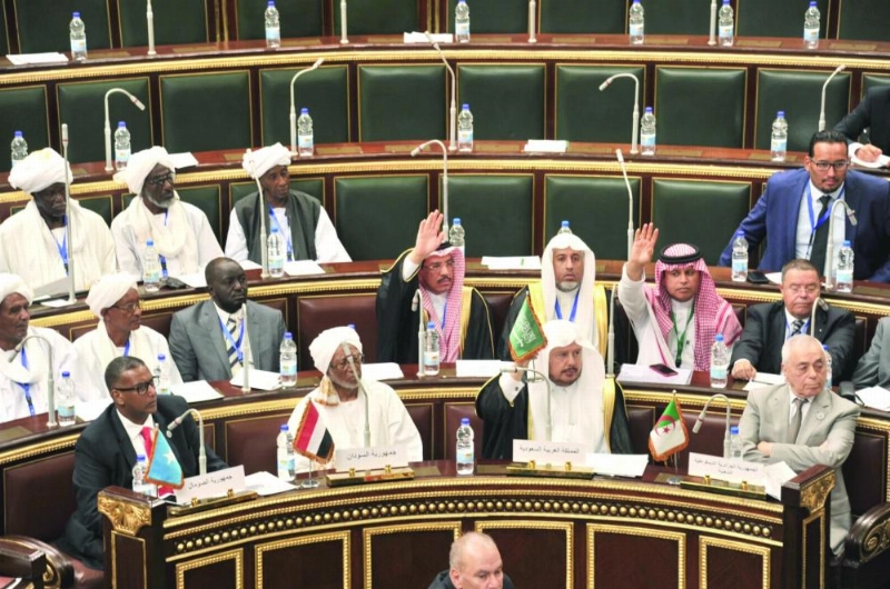 عبدالله آل الشيخ خلال جلسات أمس (واس)