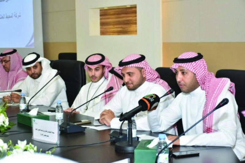 المشاركون في توقيع الاتفاقية