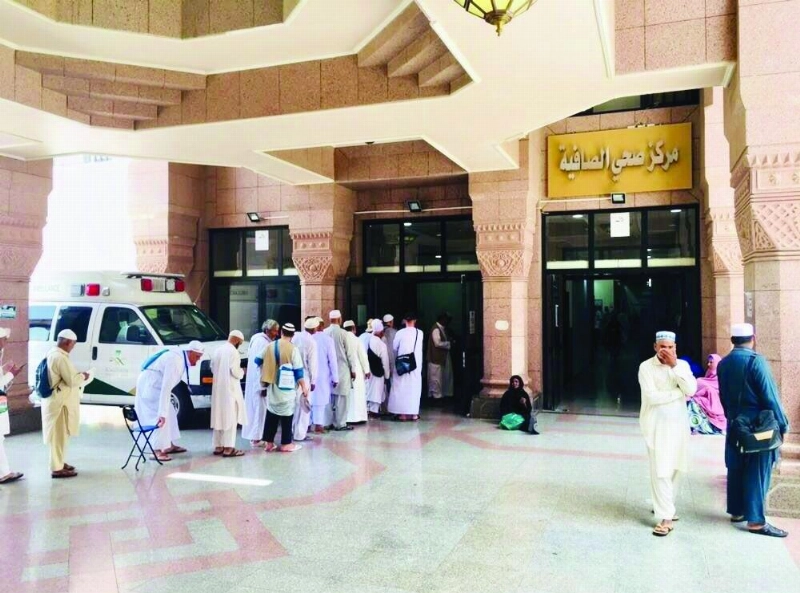 حجاج في طريقهم إلى أحد المراكز الصحية (واس)