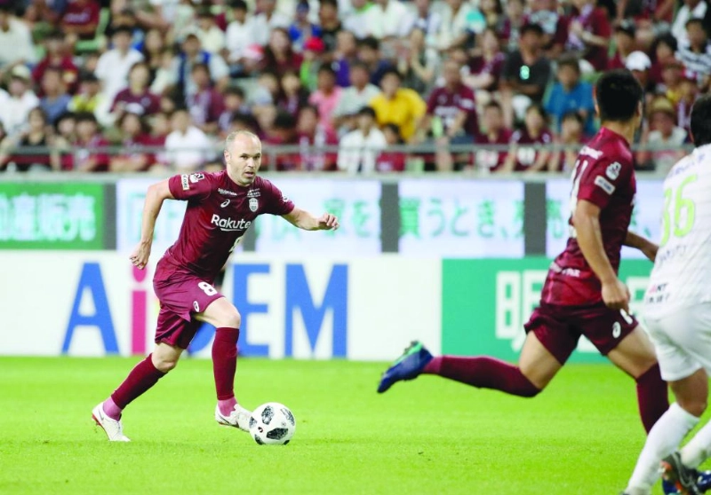epa06904559 Spanish midfielder Andres Iniesta (L) of Vissel Kobe in a J.League match against Shonan Bellmare in Kobe, Hyogo Prefecture, western Japan, 22 July 2018. Iniesta made debut in Japan's J.League on 22 July. EPA/STR EDITORIAL USE ONLY/NO ARCHIVE/JAPAN OUT