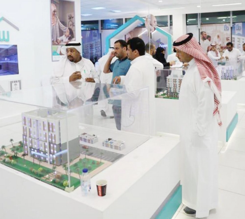 مستفيدون يشاهدون مجسمات المشروع (وزارة الإسكان)