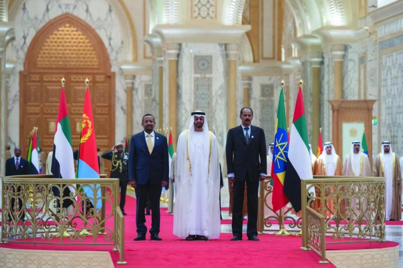 محمد بين زايد متوسطا الرئيسين (تويتر)