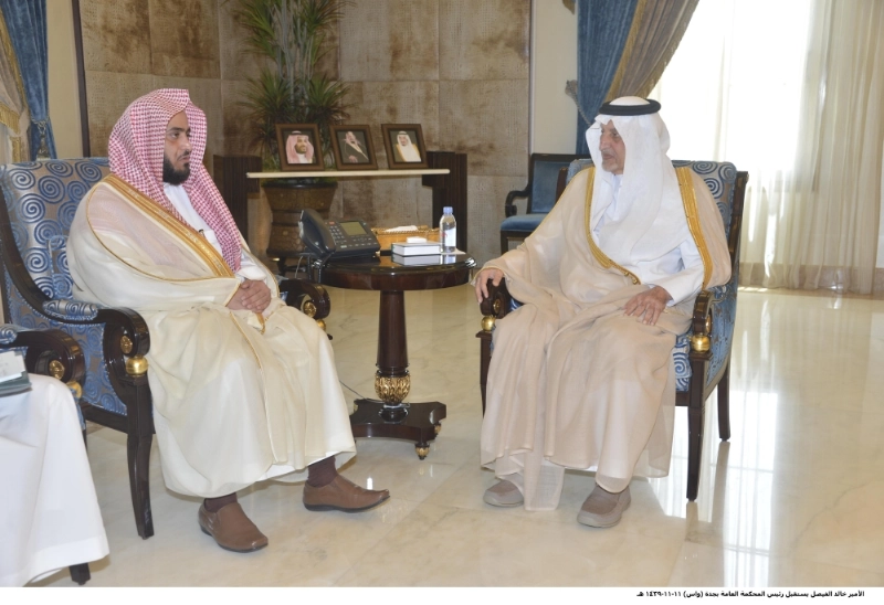 خالد الفيصل خلال استقباله عبدالله العضيبي (واس)