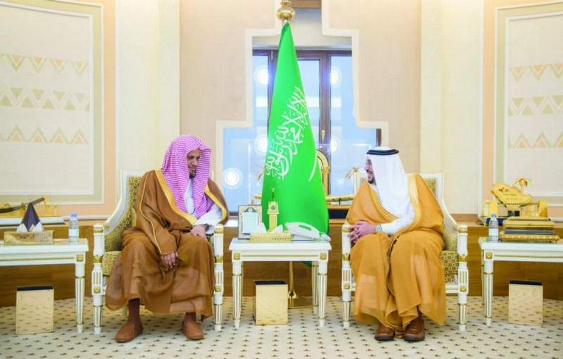 فيصل بن مشعل لدى استقباله سعود المعجب (واس)