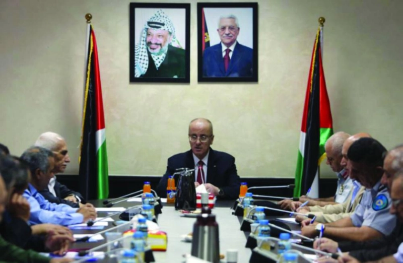 رامي الحمد الله في جلسة لـ «الوزراء الفلسطيني» (مكة)