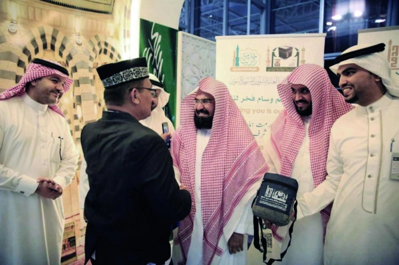 عبدالرحمن السديس مرحبا بضيوف الرحمن أمس (واس)