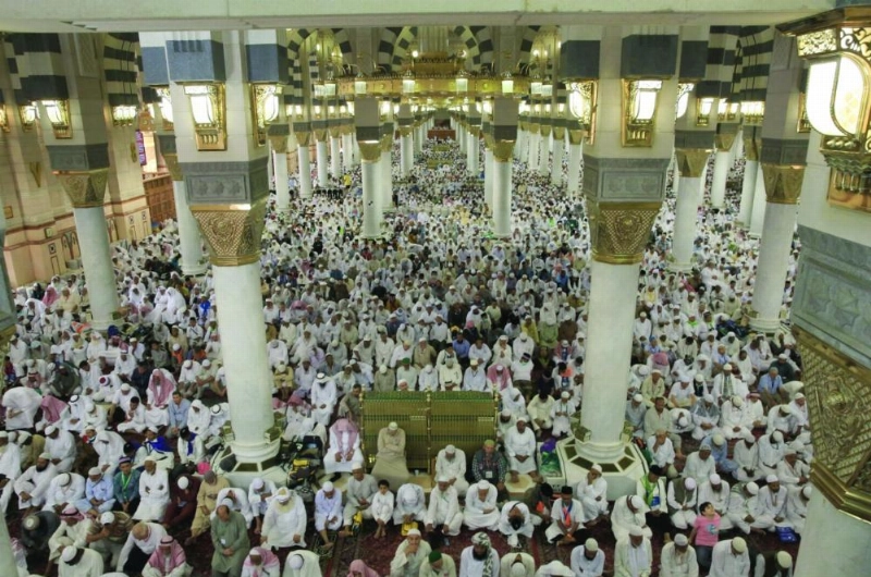 ضيوف الرحمن في الحرم النبوي أمس (واس)