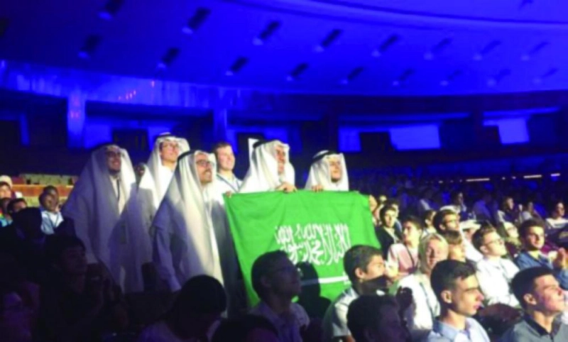الطلاب الموهوبون يرفعون علم المملكة (مكة)