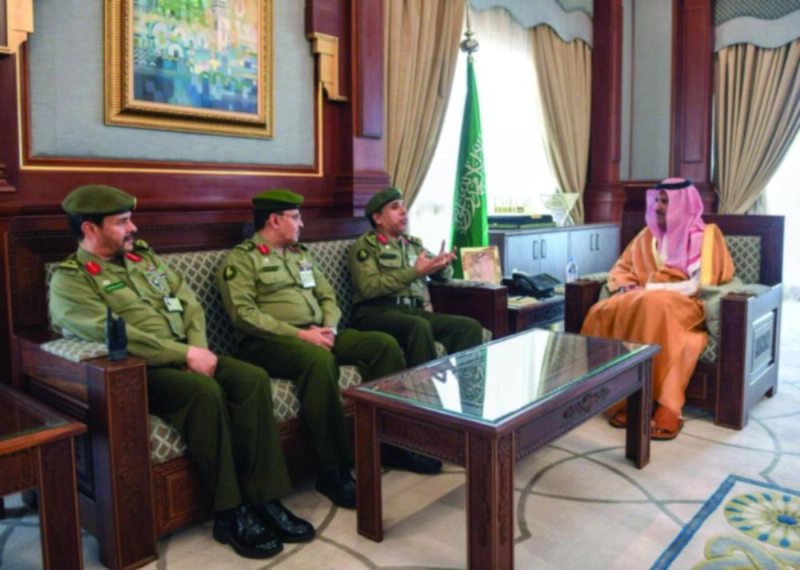 فيصل بن سلمان خلال لقائه سليمان اليحيى (مكة)
