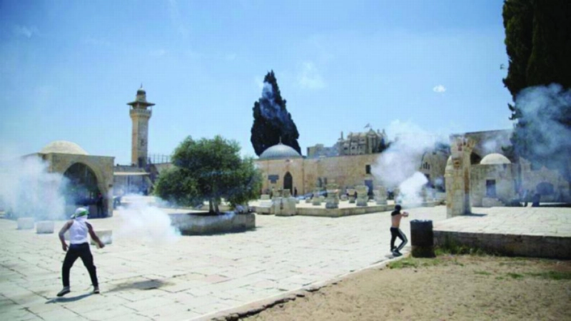 آثار قنابل الدخان الإسرائيلية داخل باحات المسجد الأقصى (تويتر)