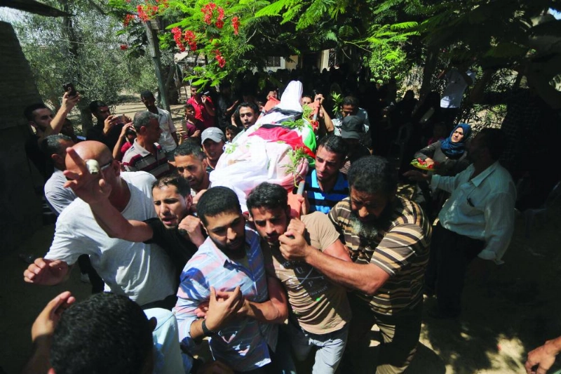 فلسطينيون يشيعون غازي أبو مصطفى الذي استشهد أمس الأول على حدود غزة (د ب أ)