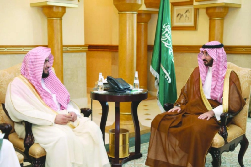 عبدالله بن بندر خلال لقائه عبدالله العضيبي (تويتر )