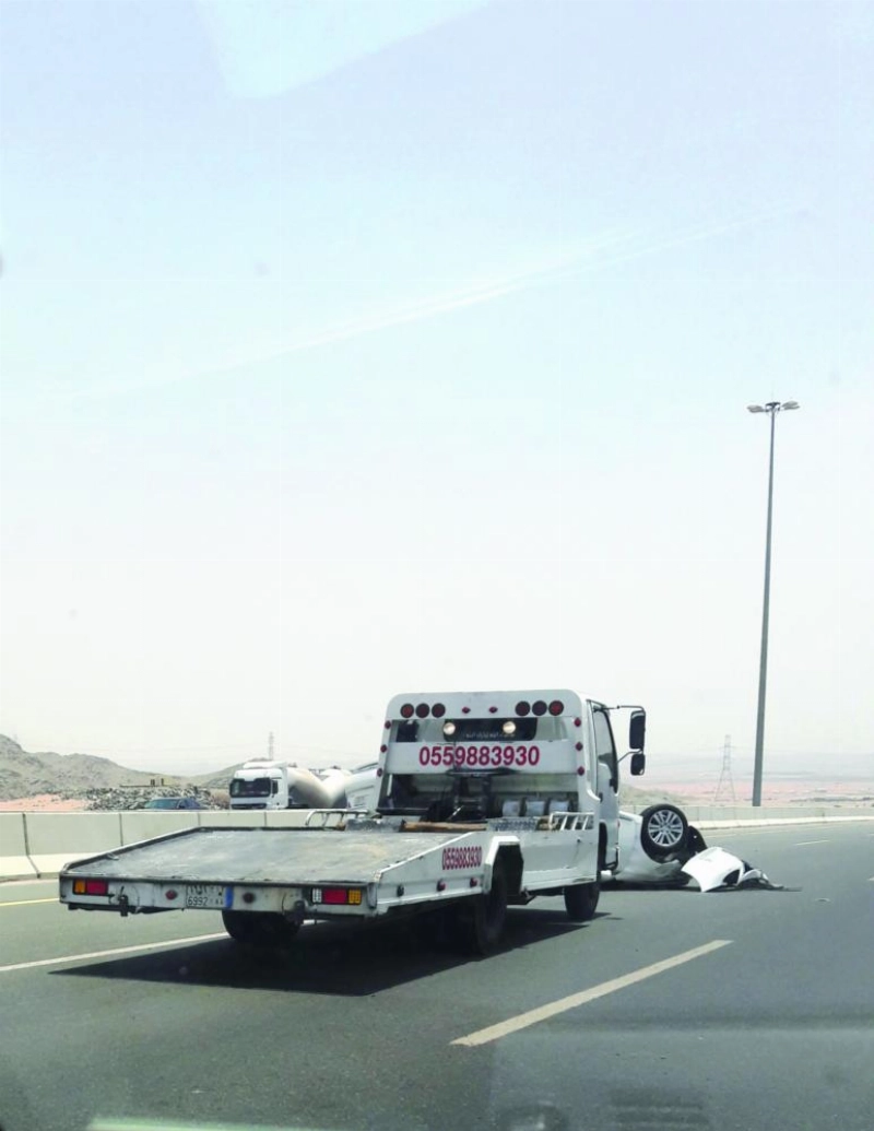 سطحة أثناء مباشرة حادث سيارة (مكة)